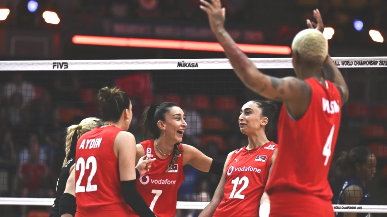 A Milli Kadın Voleybol Takımı Tarihi Zafer! ABD'yi 3-1 Yenerek Yarı Finale Yükseldi