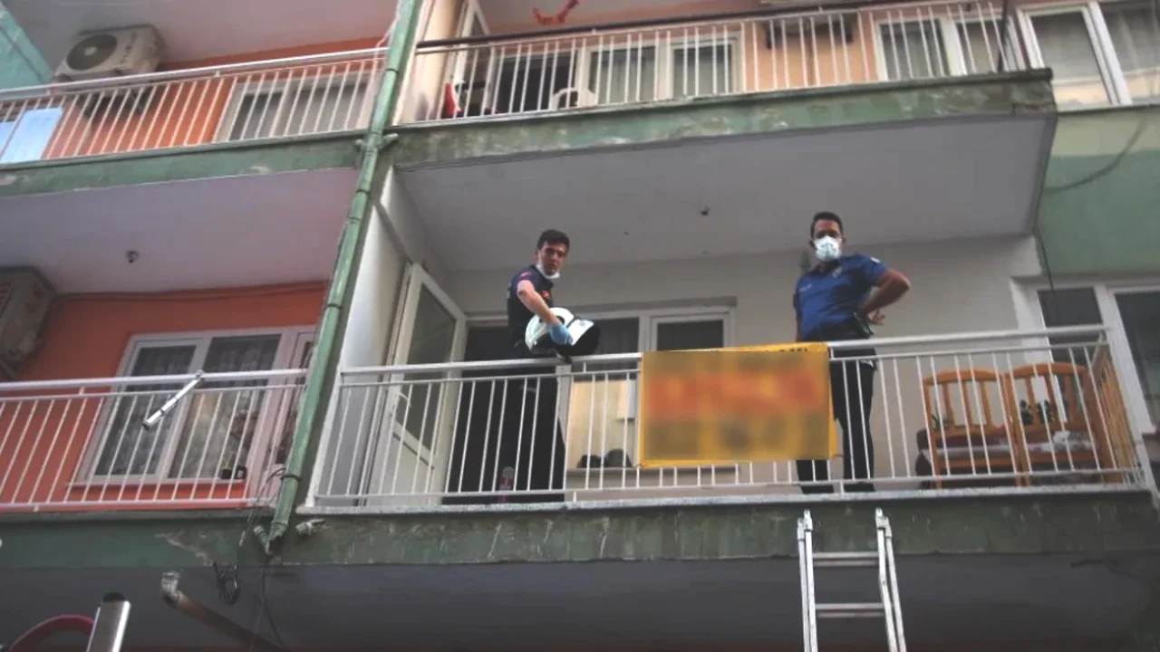Kötü Koku Uyarısı: Balkondan Gelen Ekipler Şokta! İşte O Anlar!